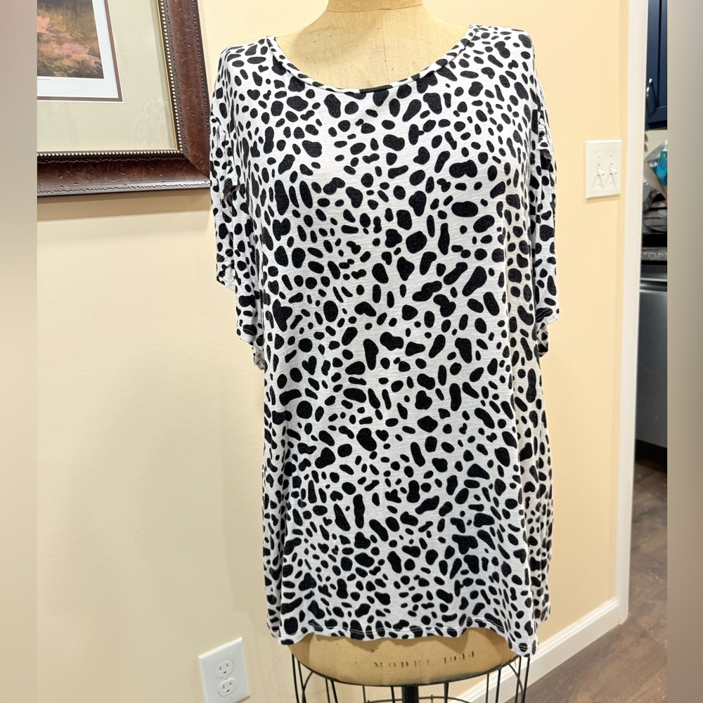 LuLaRoe Women's Black and White Animal Print Top